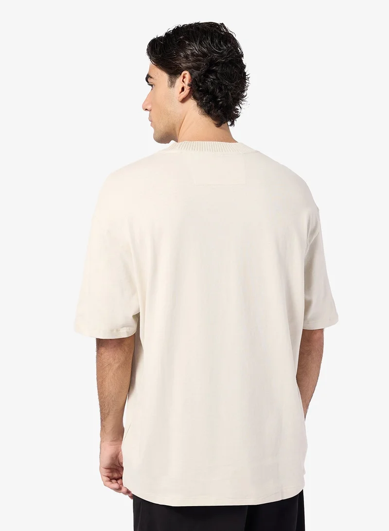 جس بلوزة محبوكة بياقة متباينة وأكمام قصيرة